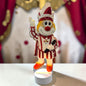 Schmitzens Karneval Deko Lampe Bauer in Schwarz und Weiß mit grünem Kopfschmuck vor rot-weißem Karnevalshintergrund.