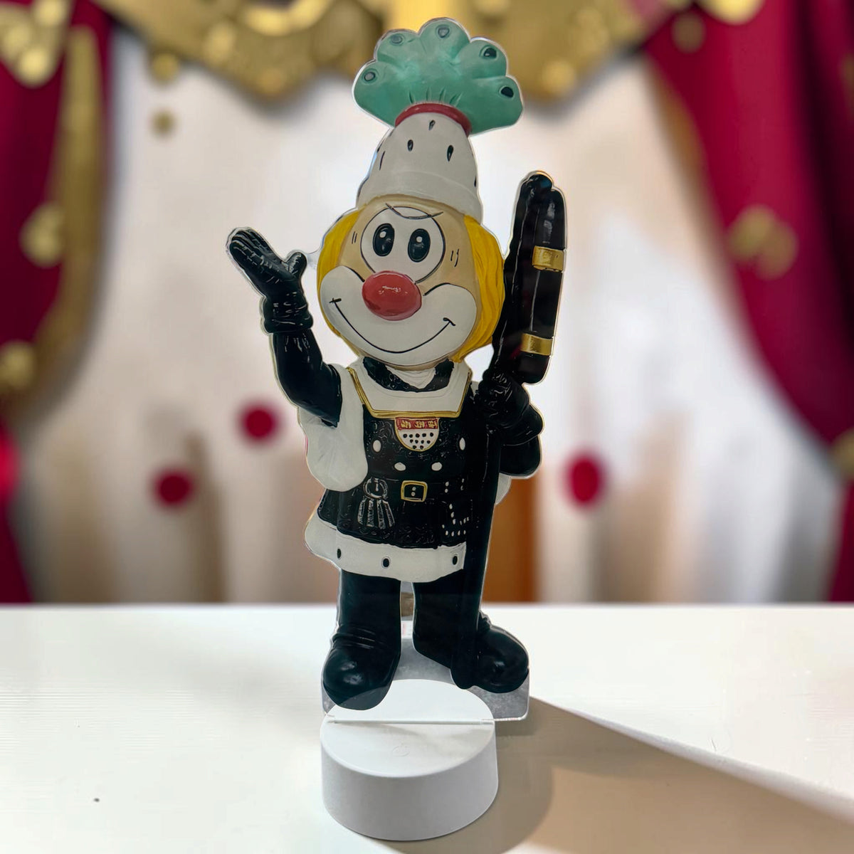 Schmitzens Karneval Deko Lampe Bauer in Schwarz und Weiß mit grünem Kopfschmuck vor rot-weißem Karnevalshintergrund.