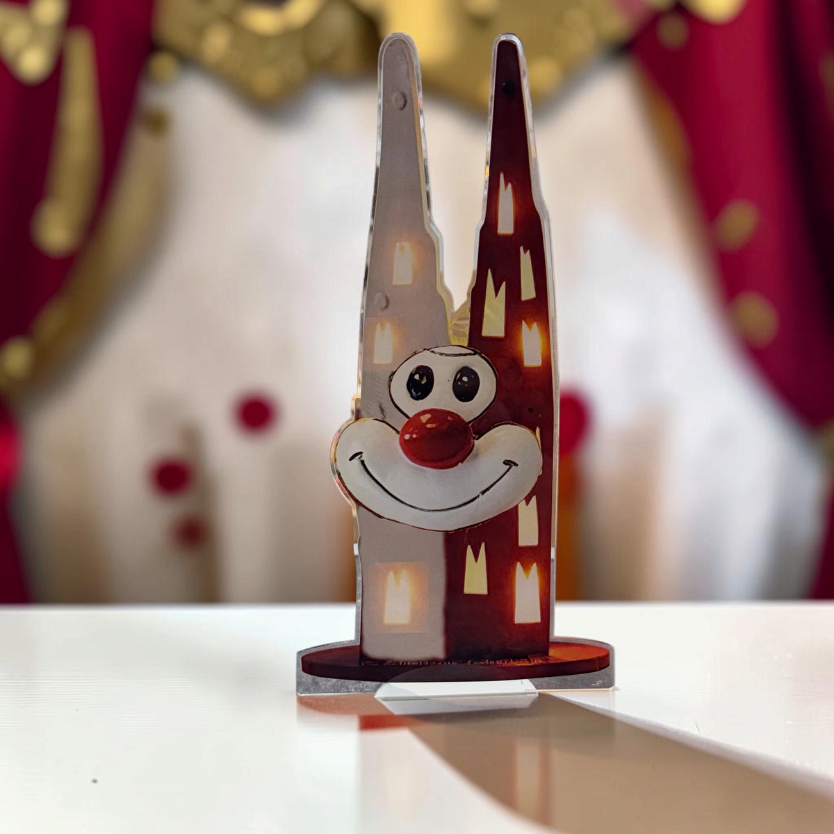 Schmitzens Karneval Deko Lampe mit Kölner Dom Motiv, Clownsgesicht und rot-weißer LED-Beleuchtung vor karnevalistischem Hintergrund.