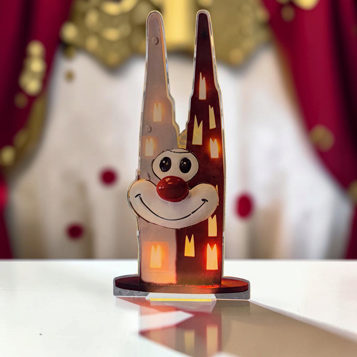 Schmitzens Karneval Deko Lampe mit Kölner Dom Motiv und warm leuchtenden Fenstern vor rot-weißem Karnevalshintergrund