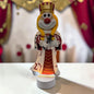 Schmitzens Karneval Deko Lampe Jungfrau mit rot-weißer Kleidung, Krone und beleuchtetem Sockel vor karnevalistischem Hintergrund.