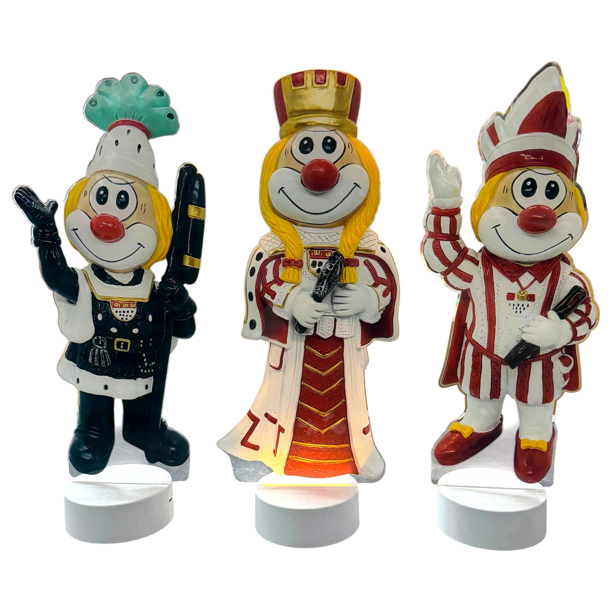 Drei Schmitzens Karneval Deko Lampen als Dreigestirn mit Bauer, Jungfrau und Prinz auf weißen Sockeln vor weißem Hintergrund.