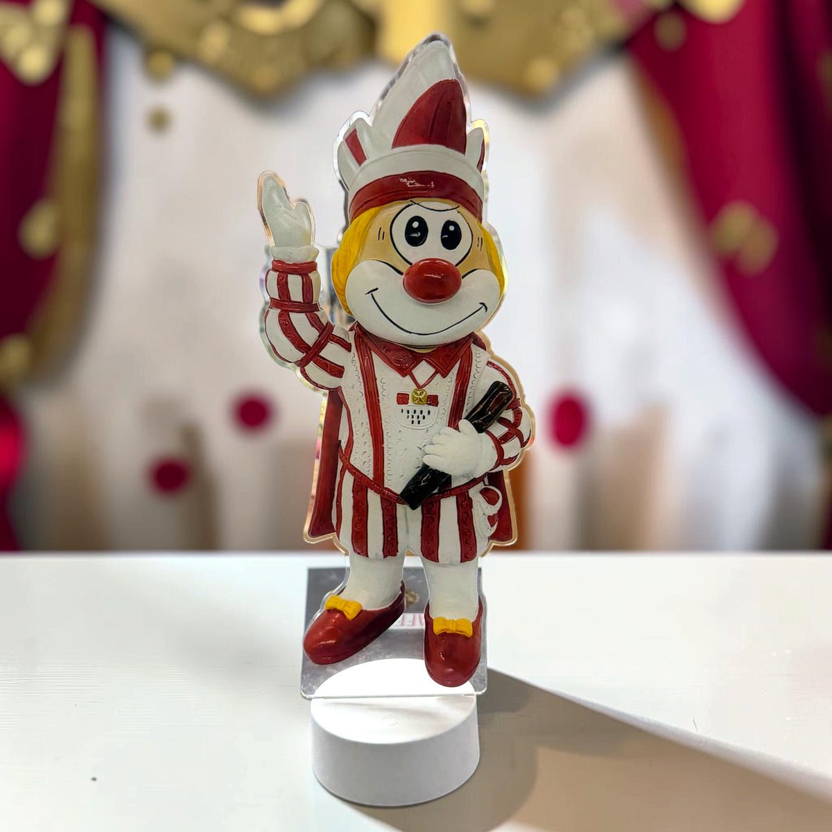 Schmitzens Karneval Deko Lampe Prinz in Rot und Weiß mit Narrenkappe, schwarzem Stab und beleuchtetem Sockel.