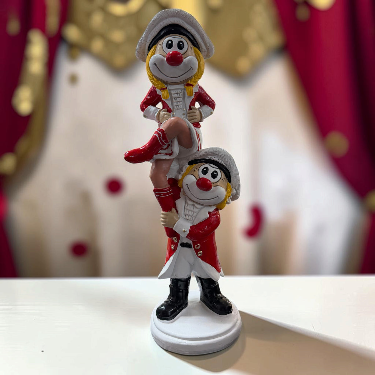 Karneval Deko Clown Die Schmitzens Hebefigur 34 cm mit zwei rot-weiß gekleideten Clowns vor Karnevalsdekoration