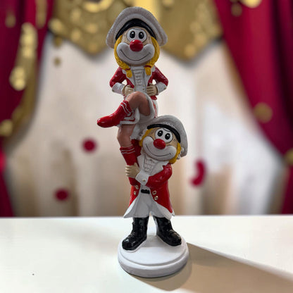 Karneval Deko Clown Die Schmitzens Hebefigur 34 cm mit zwei rot-weiß gekleideten Clowns vor Karnevalsdekoration
