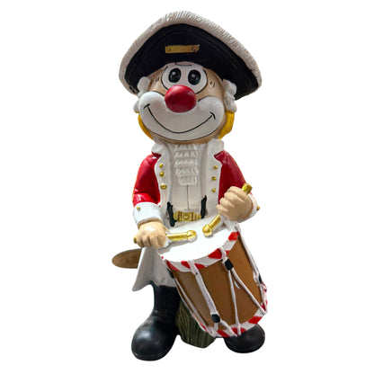 Großer Karneval Deko Clown Die Schmitzens Trommler in Rot, Weiß und Schwarz mit Trommel auf weißem Hintergrund