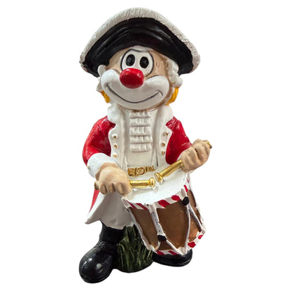 Karneval Deko Clown Die Schmitzens Trommler in Rot, Weiß und Schwarz mit Trommel auf weißem Hintergrund