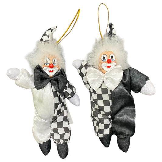 Zwei hängende Deko Clowns in Schwarz-Weiß mit karierten Kostümen, flauschigem Haar und großer Fliege 17 cm groß