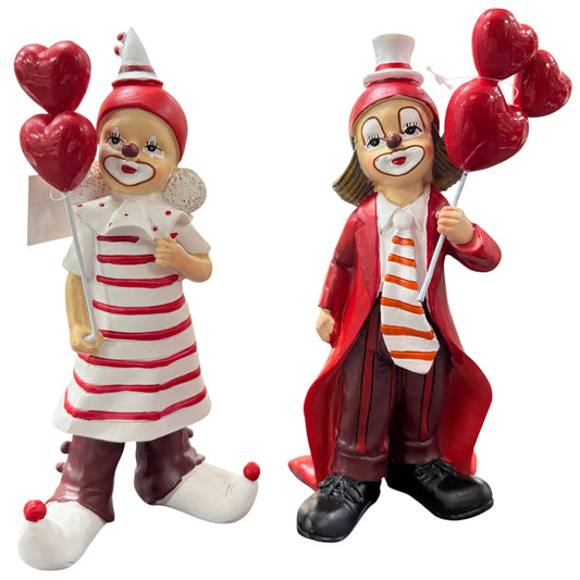 Dekorative Clownfigur in Rot und Weiß mit gestreiftem Kostüm, roter Mütze und zwei roten herzförmigen Ballons, freigestellt vor weißem Hintergrund.