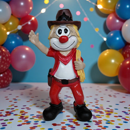 Clown-Dekofigur im Cowboy-Stil mit Hut und Lasso in dekorativer Karnevalsumgebung mit Ballons