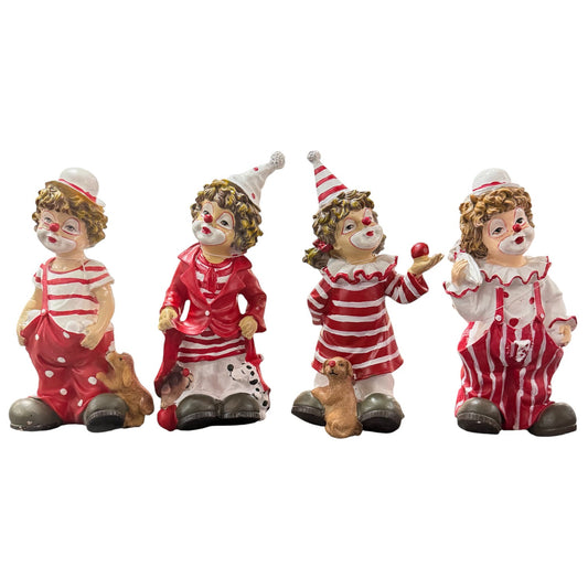 Vier Clown-Dekofiguren in rot-weißer Kleidung mit Hunden und Accessoires, Karnevalsdeko