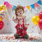 Clown-Dekofigur in rot-weißer Ringel-Latzhose mit geschminktem Gesicht, weißem Hut und Regelschirm