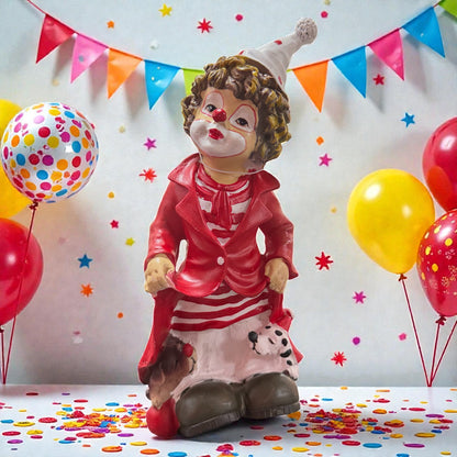 Clown-Dekofigur in rot-weißem Ringel Kleid und roter Jacke mit geschminktem Gesicht, weißer Mütze und zwei kleinen Hunden
