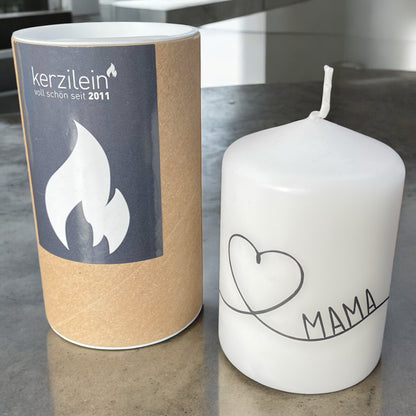 weiße Kerze mit Aufdruck Mama und geschungenem Herz im Ambiente