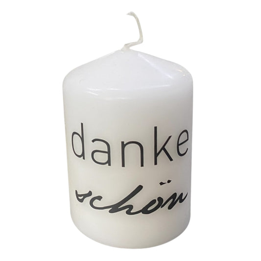 Weiße Stumpenkerze mit schwarzem Schriftzug „dankeschön“