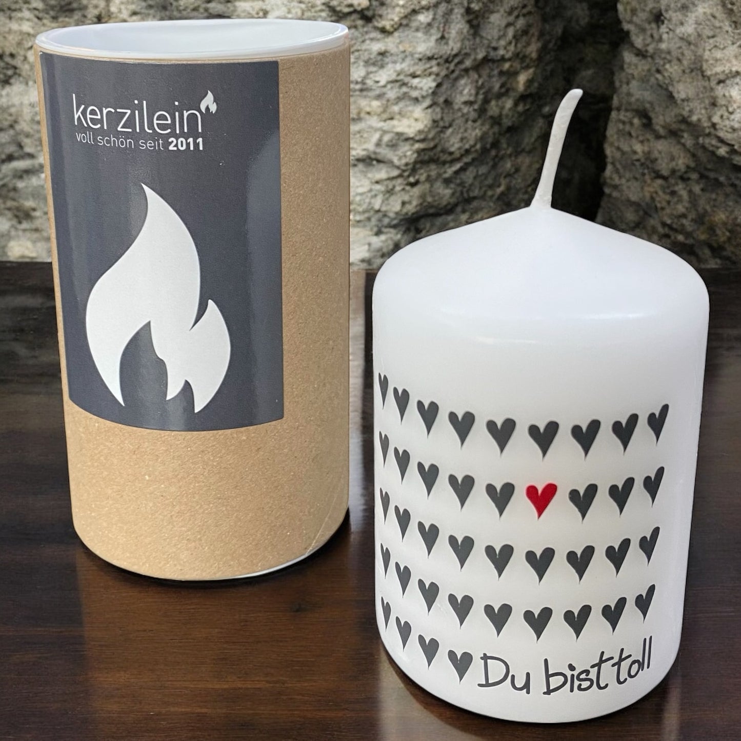 Weiße Stumpenkerze mit Spruch „Du bist toll“ & Herzmotiv im Ambiente