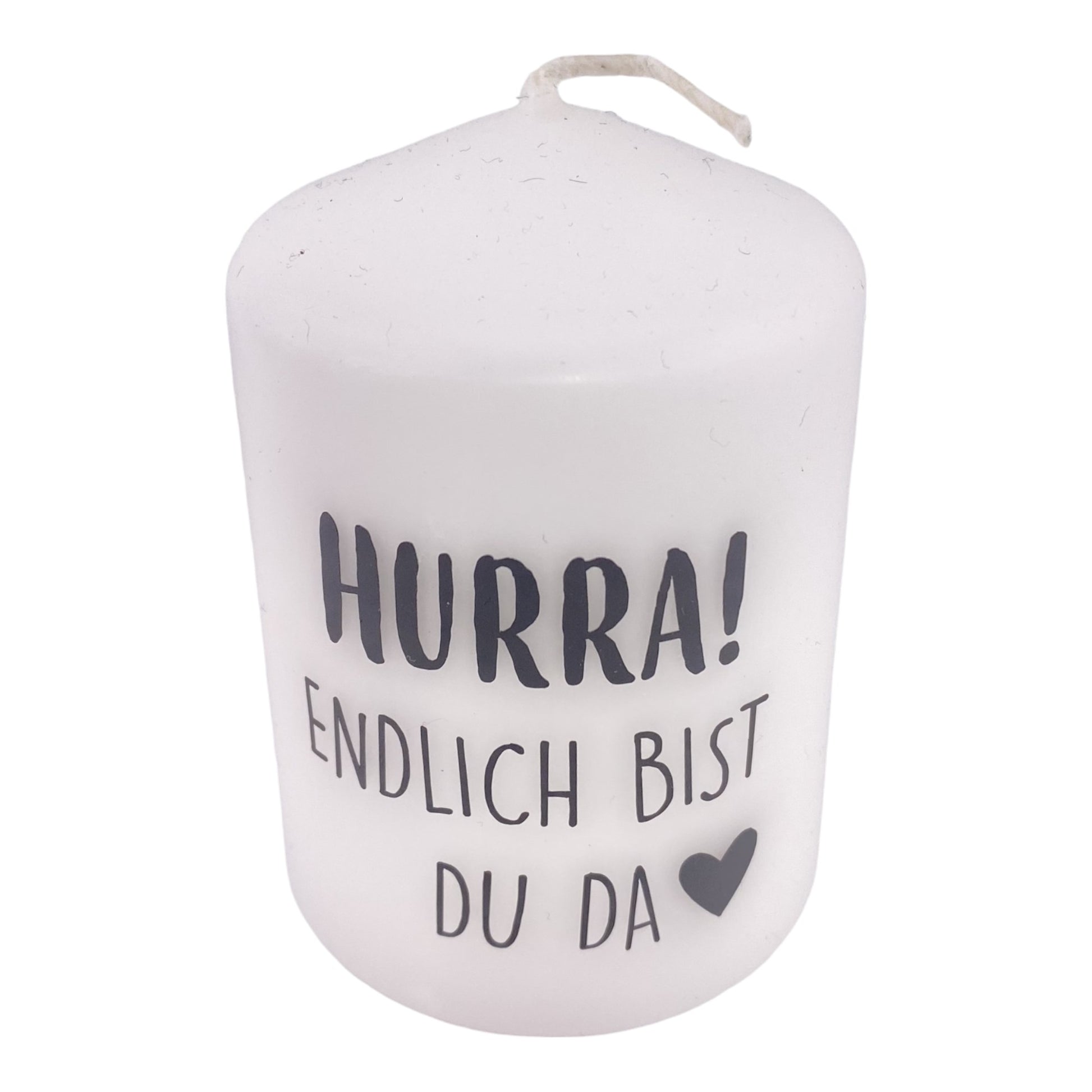 Eine kleine, weiße Kerze mit schwarzem Schriftzug "Hurra endlich bist du da". Die Dekokerze ist 8cm groß und vor weißem Hintergrund platziert.