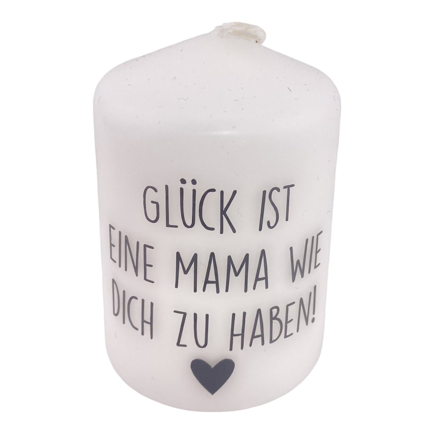 Eine kleine, weiße Kerze mit schwarzem Schriftzug "Glück ist eine Mama wie dich zu haben". Die Dekokerze ist 8cm groß und vor weißem Hintergrund platziert.