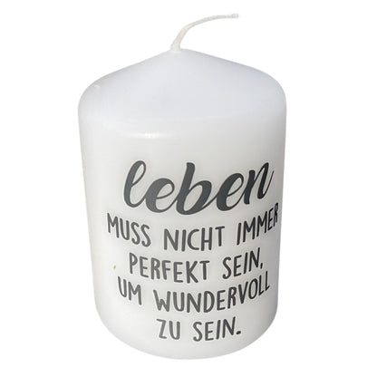 Weiße Kerze mit Spruch 'Leben muss nicht immer perfekt sein, um wundervoll zu sein'