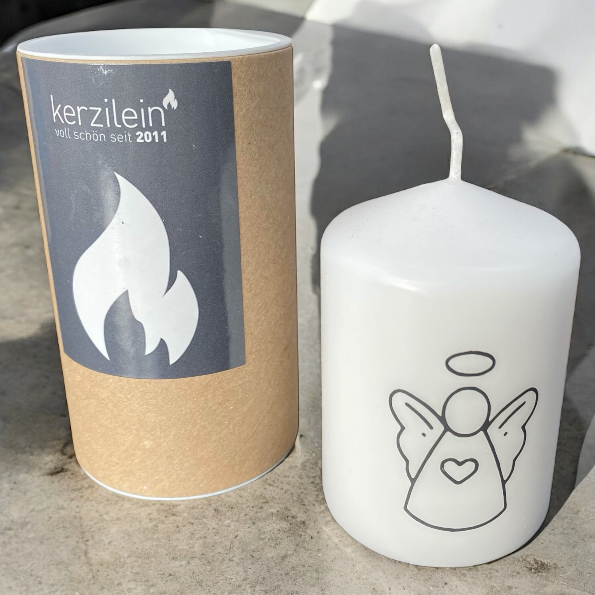 Weiße Kerze mit schwarzem Schutzengel-Motiv inkl Verpackung