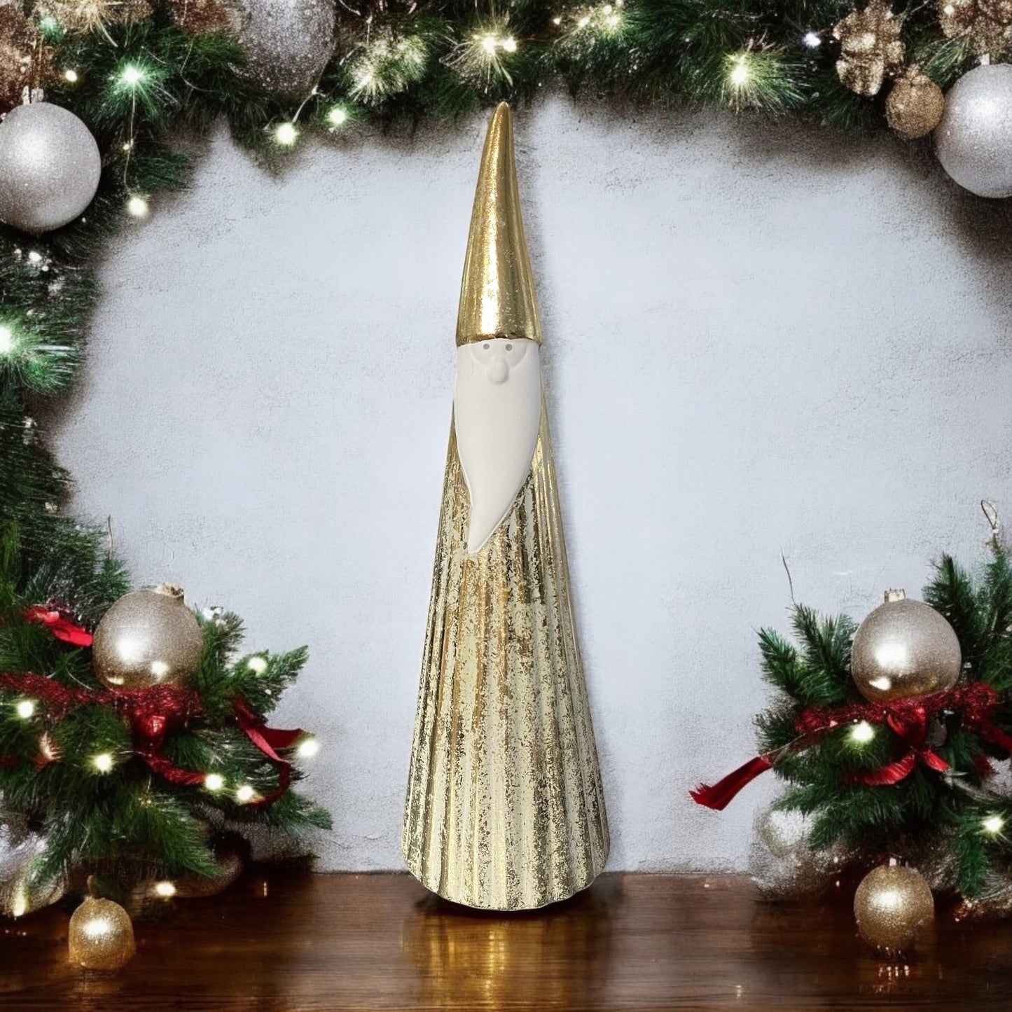 Deko Santa Weihnachtsmänner in Gold, modernes Design, mit weißem Bart im Ambiente