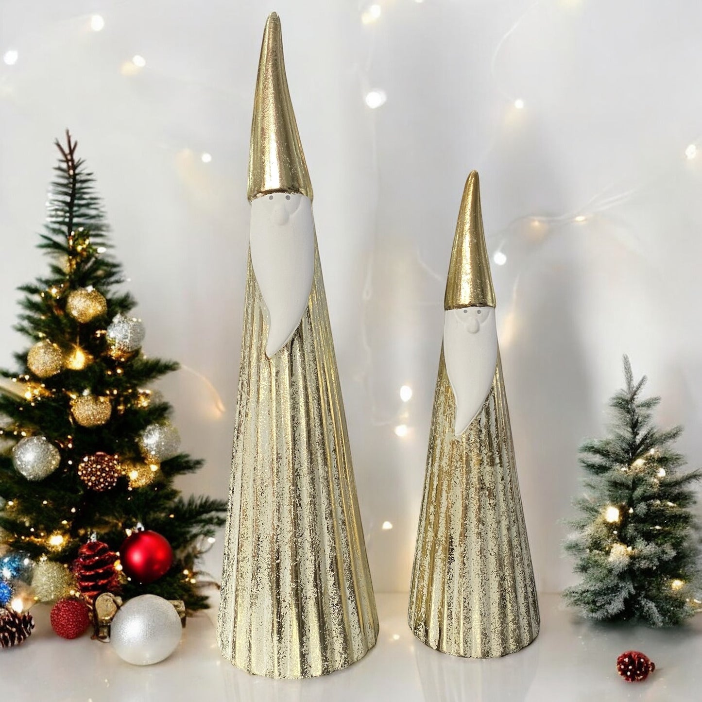 Deko Santa Weihnachtsmänner in Gold, modernes Design, zwei Größen mit weißem Bart im Ambiente