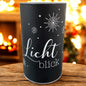 Schwarze LED-Lichtsäule mit dem goldenen Schriftzug „Lichtblick“, strahlend vor Kaminfeuer und weihnachtlicher Stimmung.