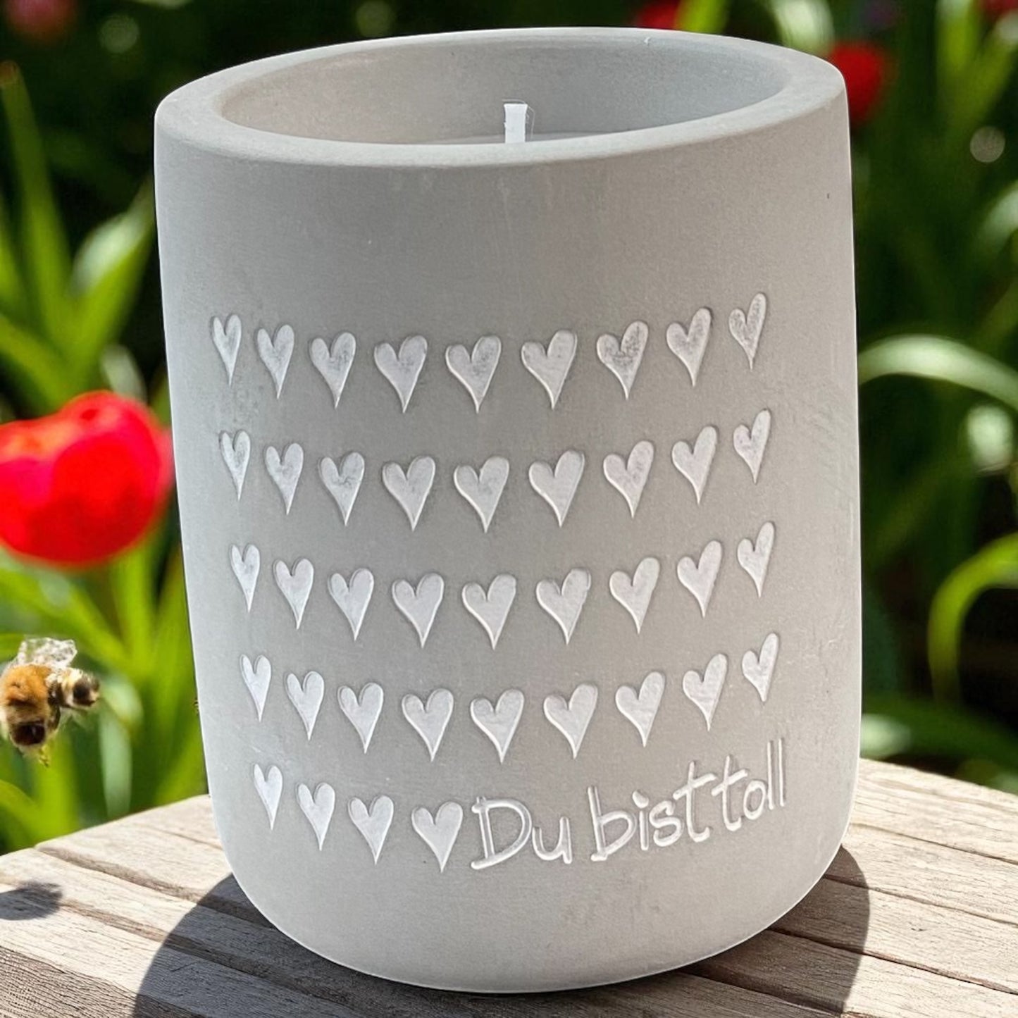 Eine Mea Living Kerze mit Spruch "Du bist toll" in Betonoptik, 8 cm hoch, im Ambiente