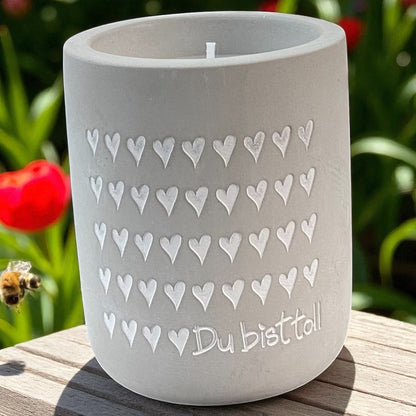 Eine Mea Living Kerze mit Spruch "Du bist toll" in Betonoptik, 8 cm hoch, im Ambiente