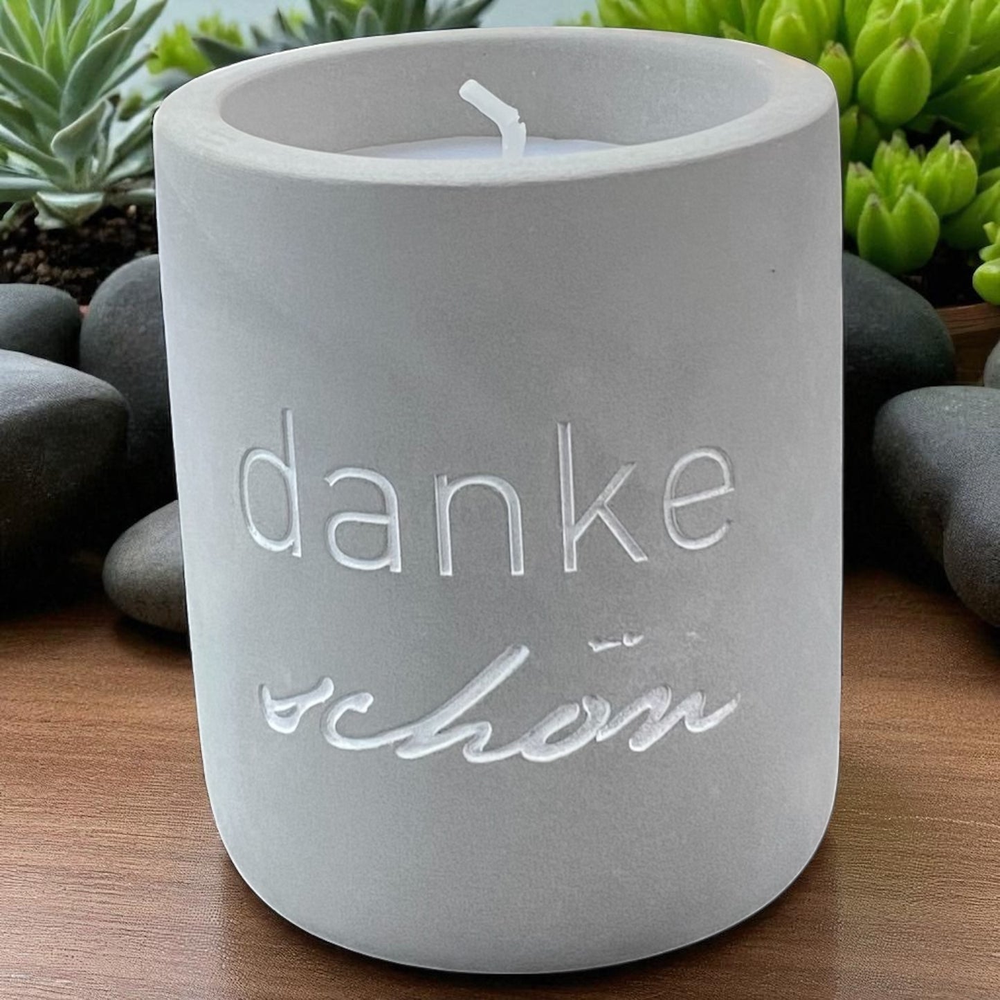 Eine Mea Living Kerze mit Spruch "Dankeschön" in Betonoptik, 8 cm hoch, im Ambiente