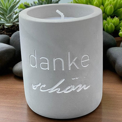 Eine Mea Living Kerze mit Spruch "Dankeschön" in Betonoptik, 8 cm hoch, im Ambiente
