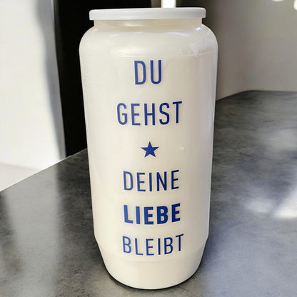 Grabkerze mit Spruch "Du gehst, deine Liebe bleibt" im Ambiente
