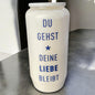 Grabkerze mit Spruch "Du gehst, deine Liebe bleibt" im Ambiente