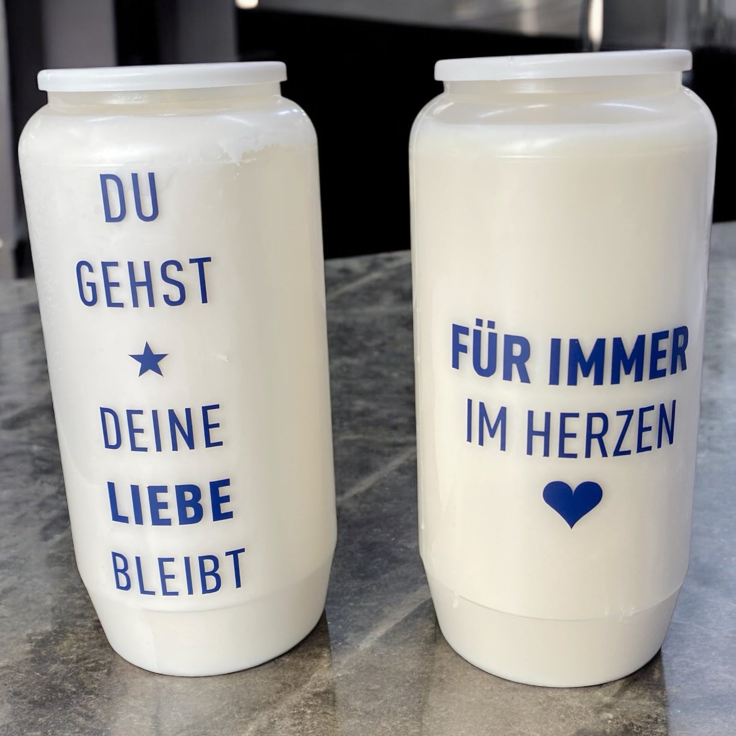 Grabkerze mit Spruch "Du gehst, deine Liebe bleibt" & "Für immer im Herzen" im Ambiente