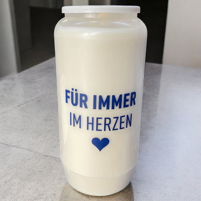 Grabkerze mit Spruch "Für immer im Herzen" im Ambiente