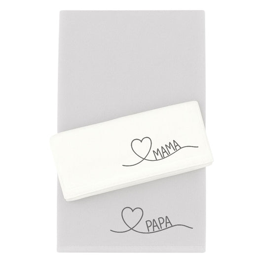 Bestickte Gästehandtücher in weiß und grau mit Herz und Schriftzug Mama oder Papa