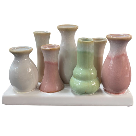 Boho Deko Vasen Set aus 7 kleinen Keramik Vasen in Rosa, Grün, Beige und Grau auf creme-weißem Deko Tablett