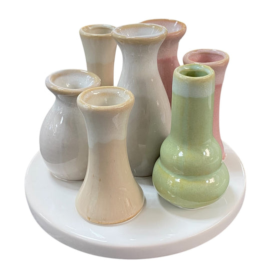 Boho Deko Vasen Set aus 10 kleinen Keramik Vasen in Rosa, Grün, Beige und Grau auf rundem, creme-weißem Deko Tablett