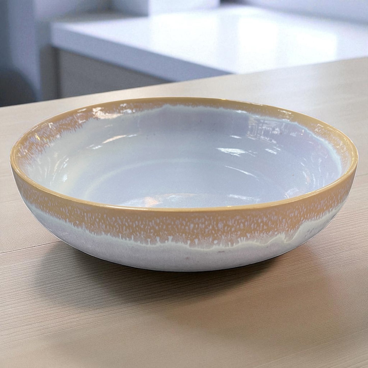 Stoneware Suppenteller in Polarweiß mit natürlichem Farbverlauf im Boho-Stil im Ambiente