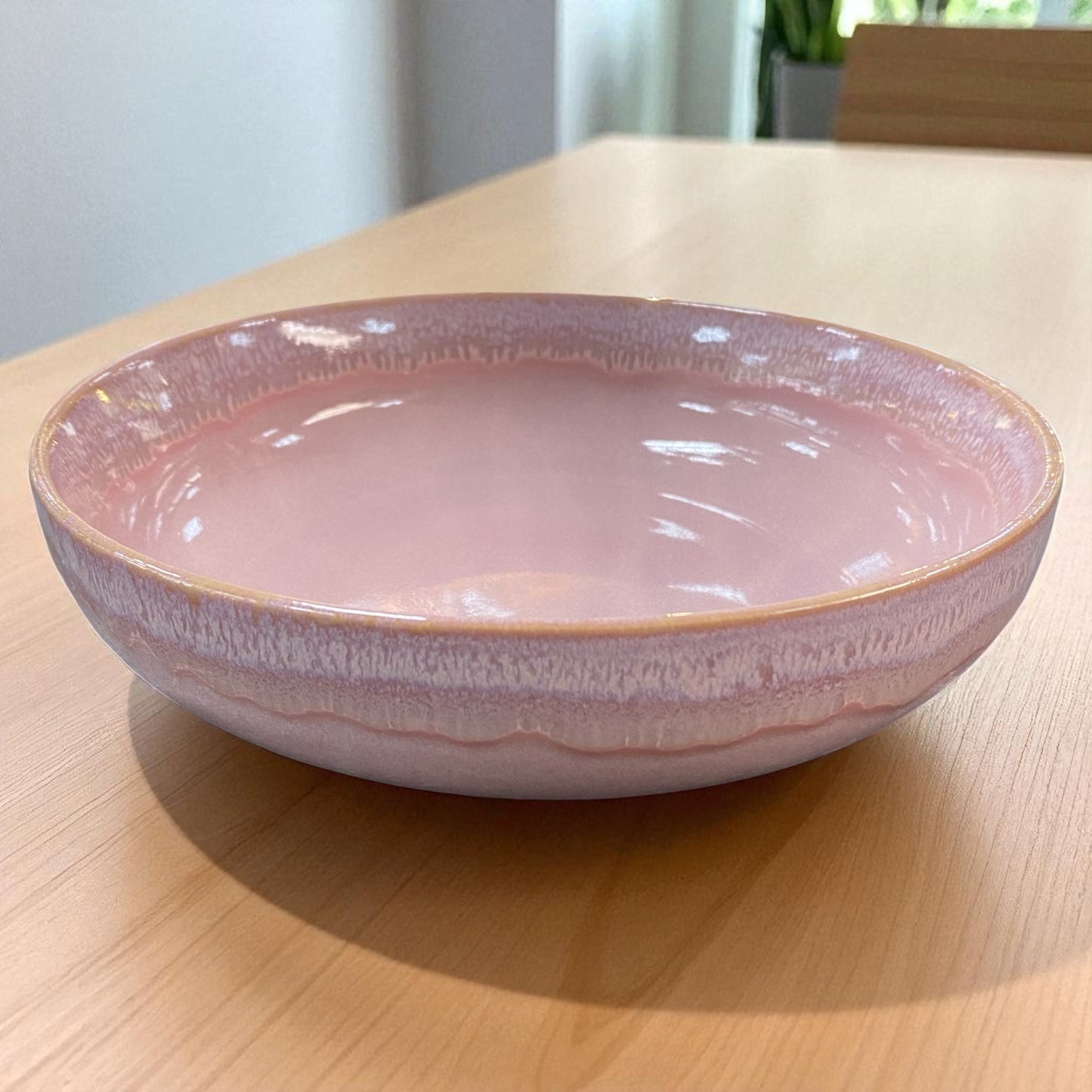 Stoneware Suppenteller in Rosa mit natürlichem Farbverlauf im Boho-Stil im Ambiente