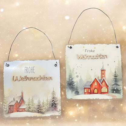 Weihnachtliche Metallschilder mit der Aufschrift „Frohe Weihnachten“, dekorativ arrangiert vor festlich beleuchtetem Hintergrund.