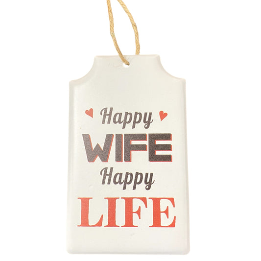 Metallschild mit Spruch „Happy Wife Happy Life“ in Weiß und Rot, dekoratives Schild mit Herzmotiven und Kordel zum Aufhängen.