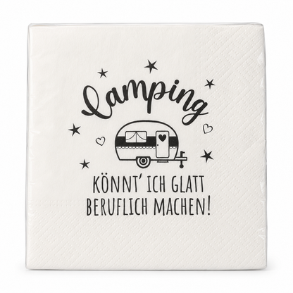 Cremeweiße Papierservietten mit schwarzem Wohnwagen, Sternen und dem Spruch „Camping könnt’ ich glatt beruflich machen!“ vor weißem Hintergrund.