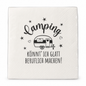 Cremeweiße Papierservietten mit schwarzem Wohnwagen, Sternen und dem Spruch „Camping könnt’ ich glatt beruflich machen!“ vor weißem Hintergrund.