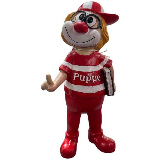 Clown-Dekofigur in Rot mit Kappe, Brille und Buch unter dem Arm auf weißem Hintergrund.
