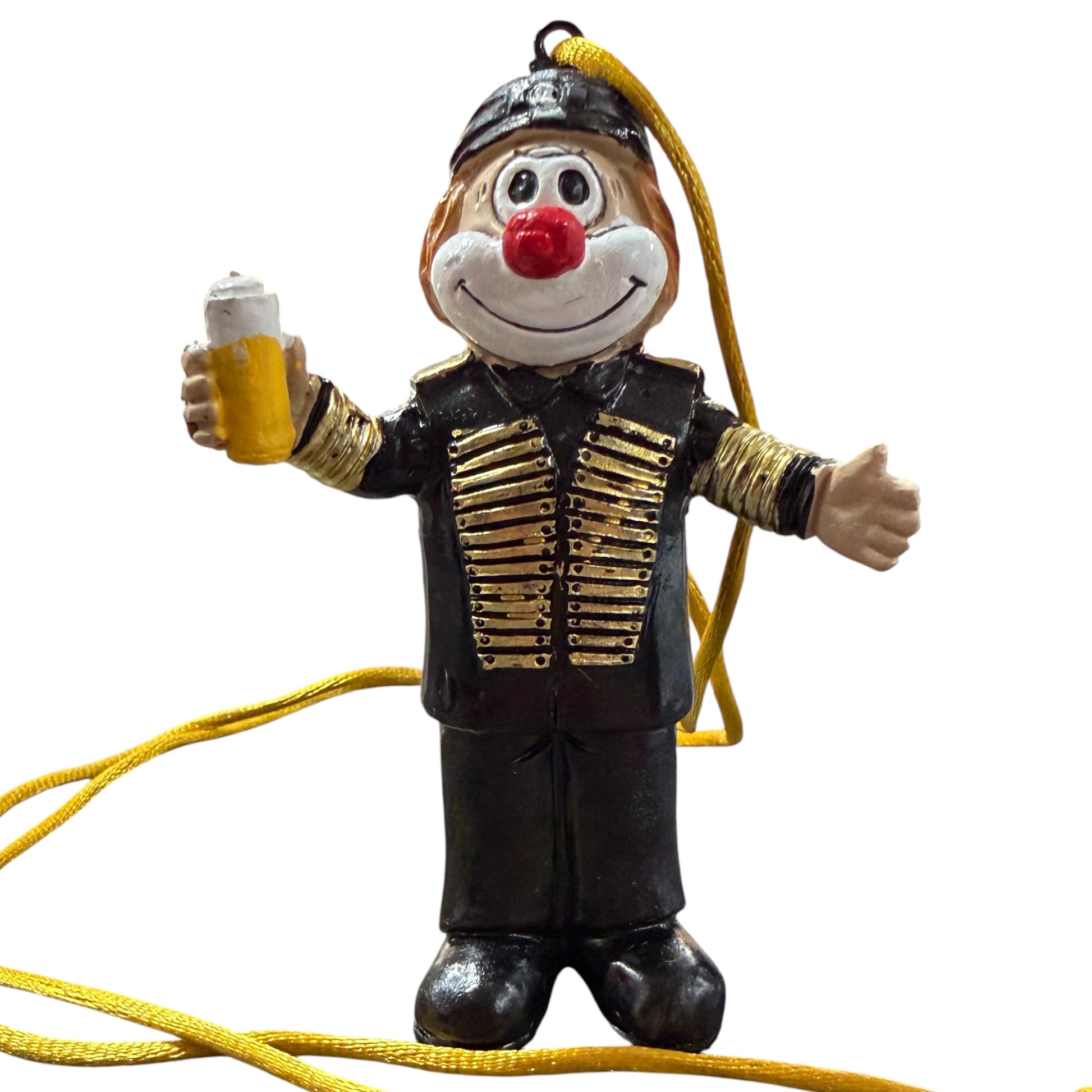Clown-Figur mit roter Nase in schwarzer Uniform mit goldfarbenen Details, hält einen Bierkrug in einer Hand, mit Aufhängeband, vor weißem Hintergrund.