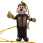 Clown-Figur mit roter Nase in schwarzer Uniform mit goldfarbenen Details, hält einen Bierkrug in einer Hand, mit Aufhängeband, vor weißem Hintergrund.