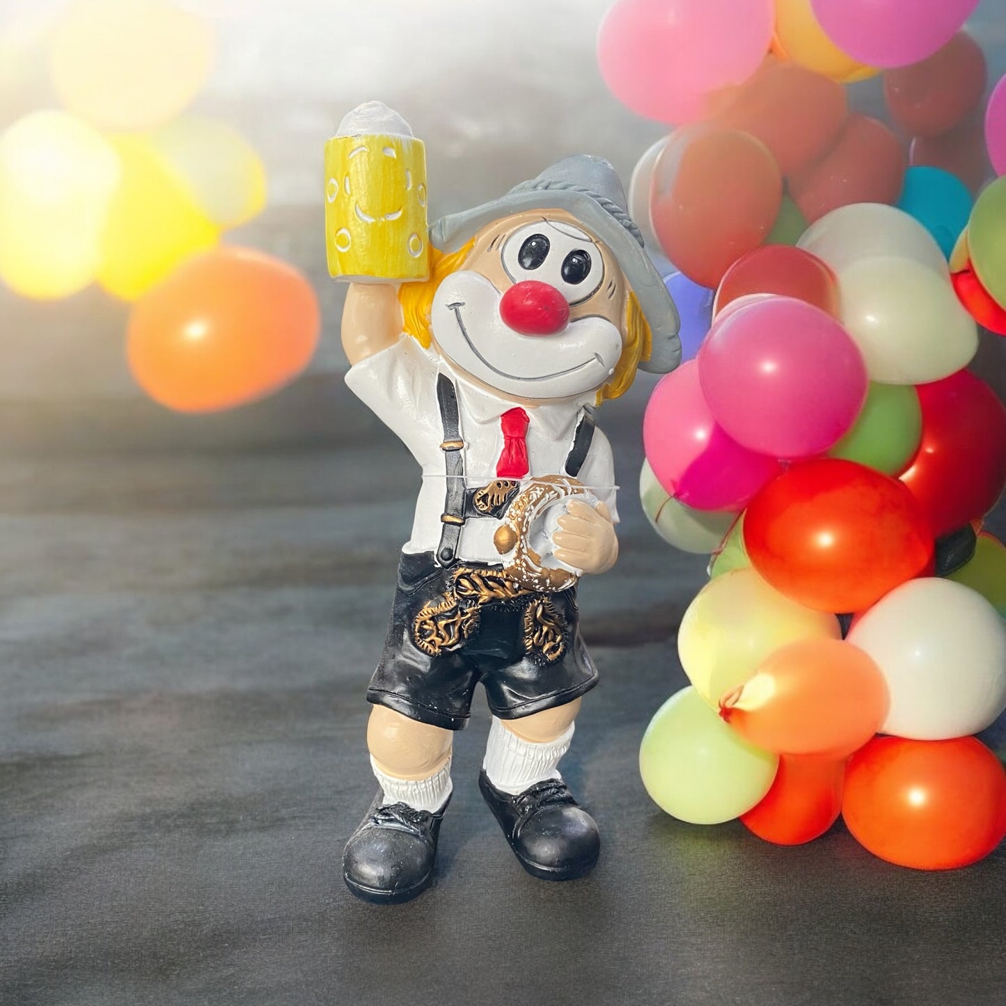 Schmitzens Clown als Bayer mit Bier und Lederhose 