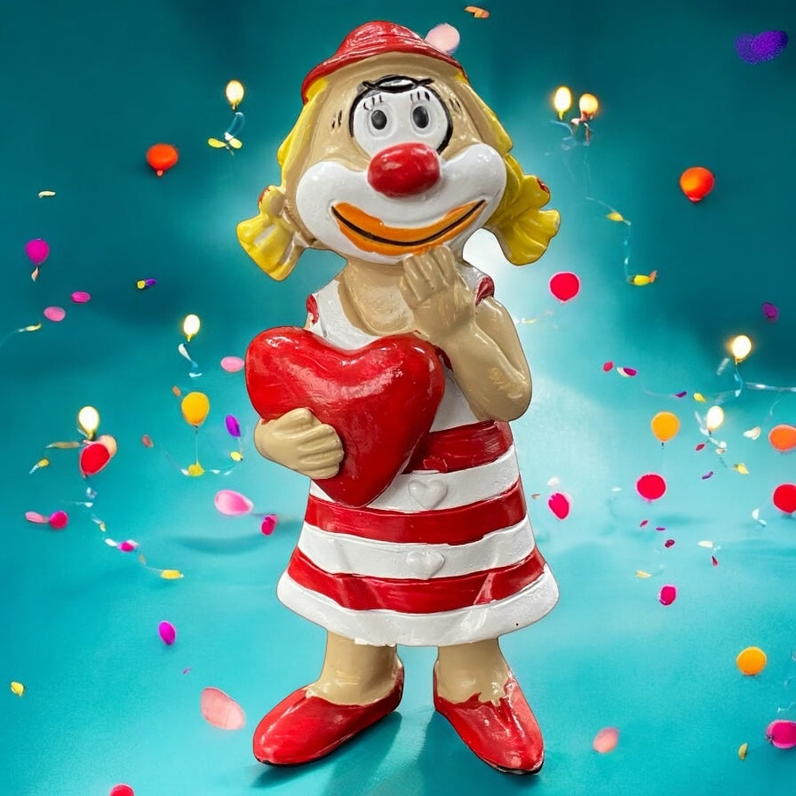 Bunte Dekofigur Clown von Die Schmitzens Clowns: Clown-Mädchen mit rotem Herz in Rot-Weiß, 9 cm groß, im Ambiente
