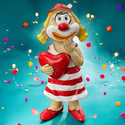 Bunte Dekofigur Clown von Die Schmitzens Clowns: Clown-Mädchen mit rotem Herz in Rot-Weiß, 9 cm groß, im Ambiente